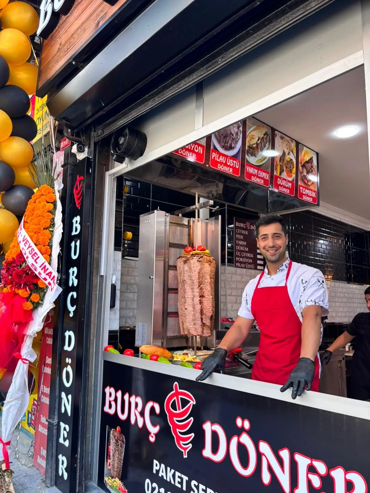 Şevket Paşa Caddesi’ne bakan Burç Döner vitrini ve döner ocağı